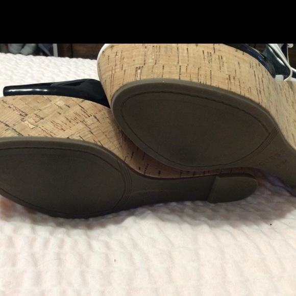 Guess Black & White Super Cute Wedges NWOT - Picture 7 of 7